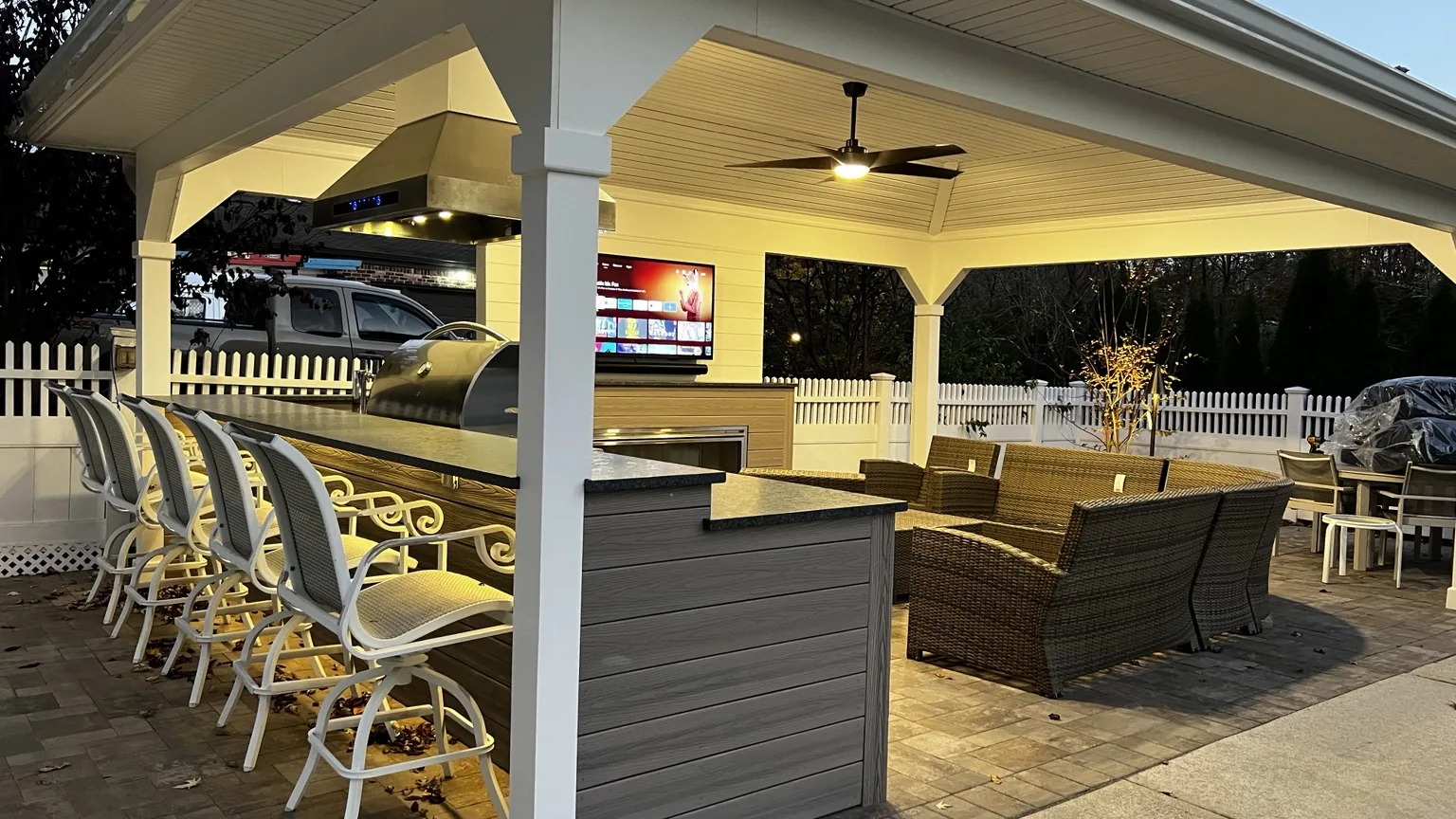 Outdoor kitchen and vent hood