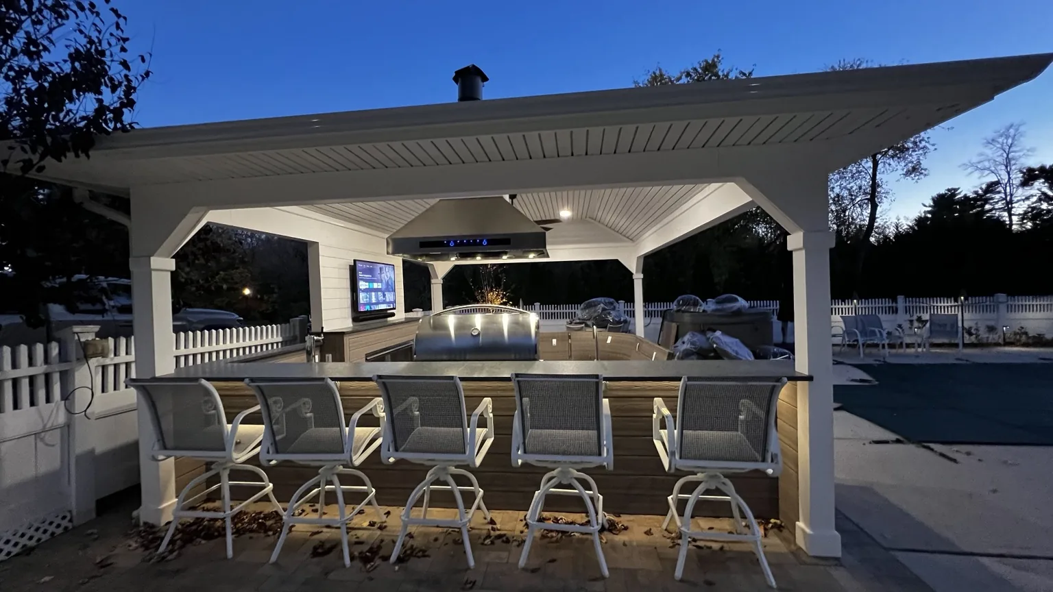 AN EMPTY POOLSIDE AREA BECAME A FOUR-SEASON ENTERTAINING ROOM.